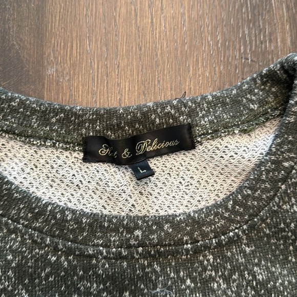 🟣 GRAY SPECKLED SWEATSHIRT W/ LEOPARD SLEEVES SIZE LARGE - Picture 3 of 4